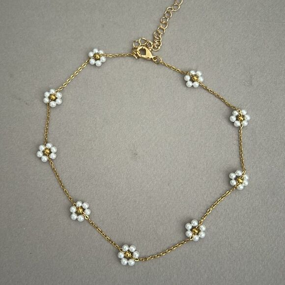 Gold and White Floral Necklace A1307 - Picture 3 of 4